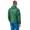Rückseite Patagonia Nano Puff Hoodie Conifer Green mit 187 cm großen Model in Gr. M.