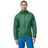 Vorderseite Patagonia Nano Puff Hoodie Conifer Green mit 187 cm großen Model in Gr. M.