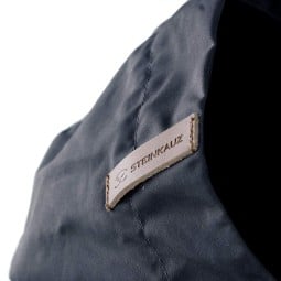 Steinkauz Outdoorjacke Windfang Anthrazit mit dezentem Logo Patch auf der Kapuze