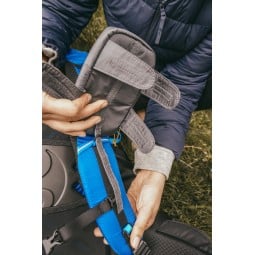 anschließend die beiden FLügel der Gossamer Gear Shoulder Strap Pocket öffnen