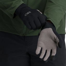 Outdoor Research ActiveIce Chroma Full Sun Gloves beispielhaft in schwarz angezogen