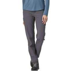 Patagonia Quandary Pants Damen Wanderhose getragen von 1,75 m großem Model in Größe 6