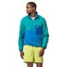 Patagonia Microdini 1/2-Zip Fleece Pullover Vessel Blue getragen von einem 190 cm großen Model in Größe M