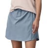 Vorderseite Patagonia Fleetwith Skort Damen in Light Plume Grey in S bei Model in 175 cm Größe