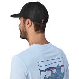 Patagonia P-6 Logo Trucker Hat Black beispielhaft getragen Rückseite