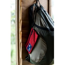 Ticket To The Moon Travel Wallet Burgundy im Einsatz
