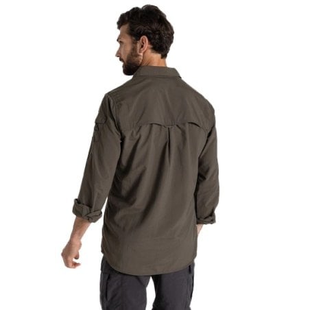 Craghoppers NosiLife Adventure Langarmshirt III Woodland Green von Model getragen Rückansicht