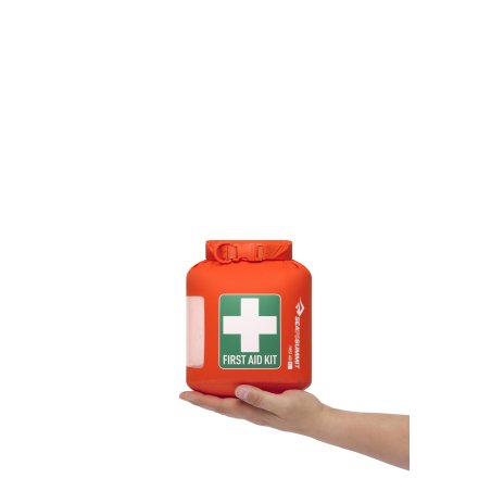 Sea to Summit Lightweight Dry Bag First Aid 3 Liter in der Hand gehalten zum Größenvergleich