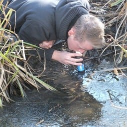 Sawyer Squeeze Wasserfilter i Einsatz am Bach