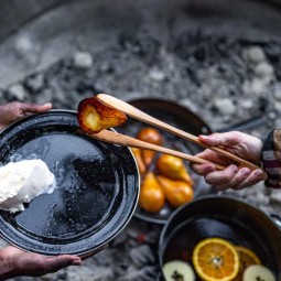 GSI Rakau Tongs Grillzange beim Kochen im Einsatz