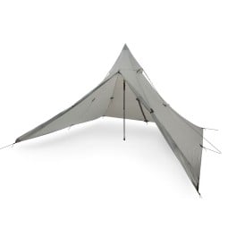 Liteway PyraOmm Max Tarp Ultra beispielhaft mit zwei Trekkingstöcken aufgebaut