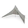 Liteway PyraOmm Max Tarp Ultra beispielhaft mit zwei Trekkingstöcken aufgebaut