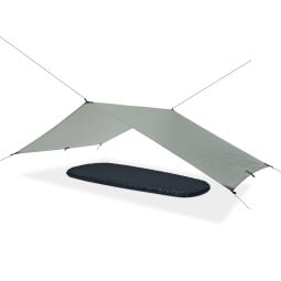 Liteway Simplex Mini Tarp Ultra beispielhaft über Isomatte aufgebaut (nicht enthalten)