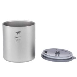 Keith Titanium Thermobecher mit Trinkdeckel daneben