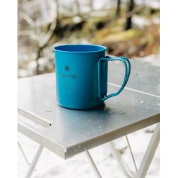 Snow Peak Ti-Single 450 Cup Eloxiert Titantasse blau auf Tisch gestellt
