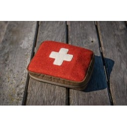 Waldkauz Erste-Hilfe-Set AIDgenosse draußen platziert