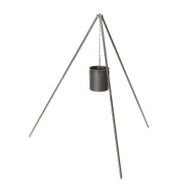Toaks Portable Tripod Titan Dreibein mit Topf im Einsatz (Topf nicht enthalten)