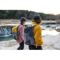 Gossamer Gear Minimalist 19 Daypack in verschiedenen Farben im Einsatz