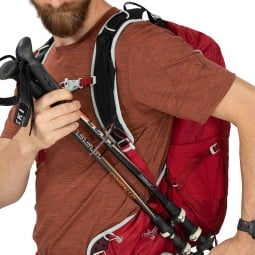 praktische Stockhalterung am Osprey Talon 22 Tagesrucksack Ceramic Blue