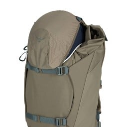 Osprey Metron 22 Tagesrucksack Tan Concrete mit Helmhalterung nach oben eingesetzt