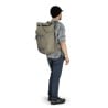 Osprey Metron 22 Tagesrucksack Tan Concrete getragen