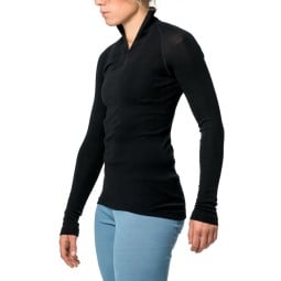 Woolpower Zip Turtleneck Lite von weiblichem Model getragen