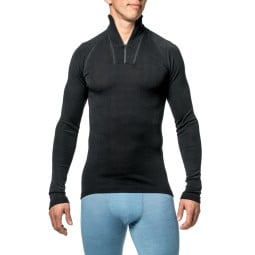 Woolpower Zip Turtleneck Lite von männlichem Model getragen