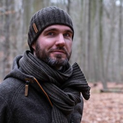 Waldkauz Merino Wollschal Hiasl in Kombination mit der gleichnamigen separat erhältlichen Strickmütze