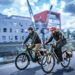 Steinkauz Pedalist Herren Fahrradjacke im Einsatz