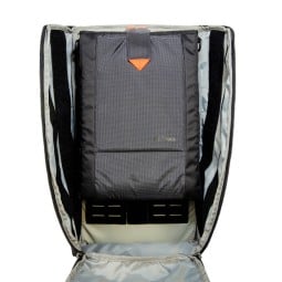 Tatonka Notebook Sleeve mit Schlaufe aufgehängt im Rucksack