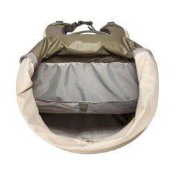 Blick in den Tatonka Grip Rolltop Pack S Brown Rice Curve Tagesrucksack hinein
