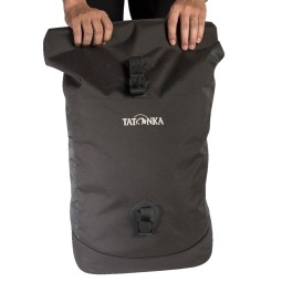 Tatonka Grip Rolltop Pack wird eingerollt