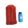 Liteway Sleeper Quilt 10D Apex 200 in Größe L verpackt, verglichen mit einer 1 Liter Nalgene Trinkflasche