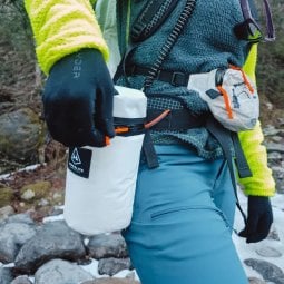 Hyperlite Mountain Gear Insulator am Hüftgurt befestigt
