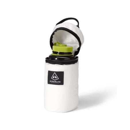 Hyperlite Mountain Gear Insulator beispielhaft mit 1 Liter Nalgeneflasche befüllt