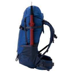Montbell O.D. Umbrella 60 an der Seite eines Rucksacks befestigt
