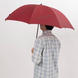 Montbell O.D. Umbrella 60 im Einsatz, beispielhaft in Rot dargestellt