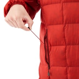 Der Kordelzug am Saum wird durch die Tasche am Montbell Superior Down Parka bedient