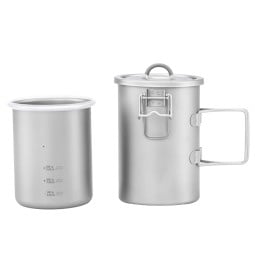 Äußerer Topf und Innenleben des Keith Titanium Multifunktionskochtopfes nebeneinander