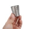 Keith Titanium Shot Glass 10 ml 2er Pack Ti9304 in der Hand gehalten