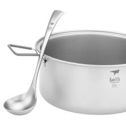 Keith Titanium Long Handle Soup Spoon Ti8706 beispielhaft an Topf gelehnt