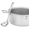 Keith Titanium Long Handle Soup Spoon Ti8706 beispielhaft an Topf gelehnt