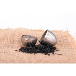 Keith Titanium Egg Shape Tea Filter geöffnet mit Teeblättern davor