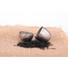 Keith Titanium Egg Shape Tea Filter geöffnet mit Teeblättern davor