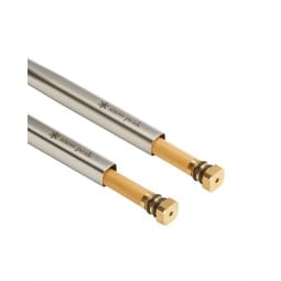 Detailansicht wie die Spitzen der Snow Peak Wabuki Chopsticks verstaut werden
