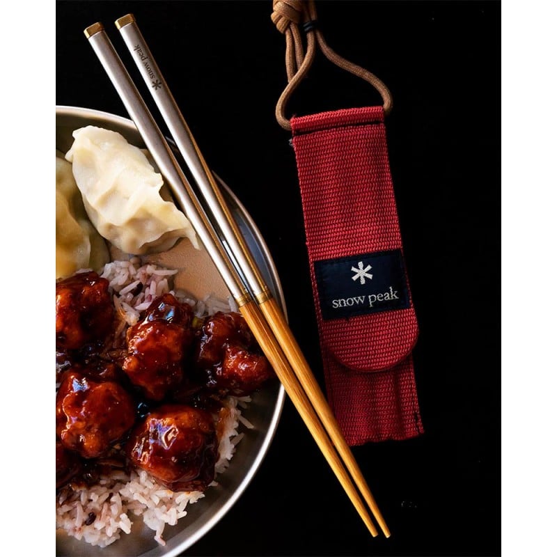 Snow Peak Wabuki Chopsticks im Einsatz Snow Peak Wabuki Chopsticks im Einsatz