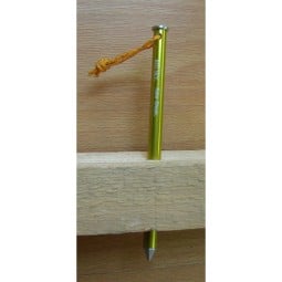 Big Sky International Tube Steak™ Zelthering durch ein Holz getrieben