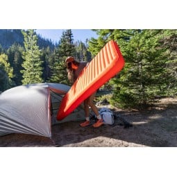 Therm-A-Rest NeoLoft™ Isomatte wird ins Zelt gelegt