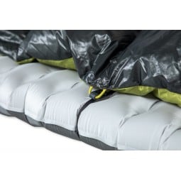 Detailaufnahme Befestigung vom Nemo Pulse UL Daunenquilt