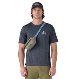 Patagonia Terravia Mini Hip Pack RVGN vor der Brust getragen